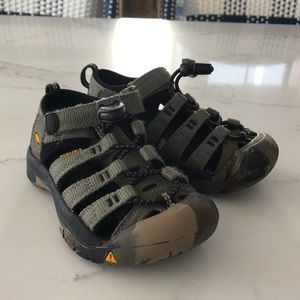 Keens Newport Little Boys Sandal size 10